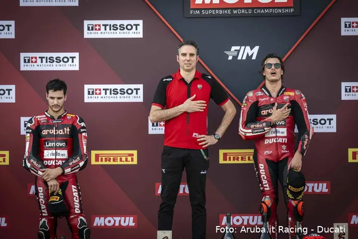 Nicolò Bulega e Iker Lecuona sul podio SBK con Marco Zambenedetti del team Aruba Ducati