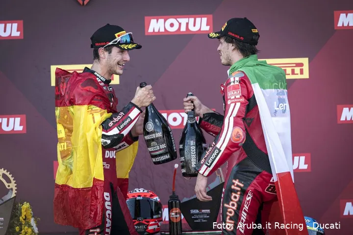 Iker Lecuona e Nicolò Bulega festeggiano sul podio Superbike con le bottiglie di Prosecco DOC