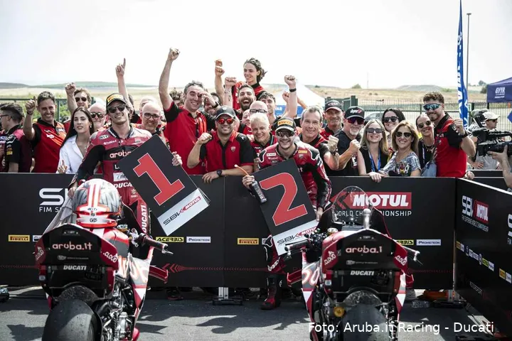 Iker Lecuona e Nicolò Bulega festeggiano con il team Aruba Ducati Superbike