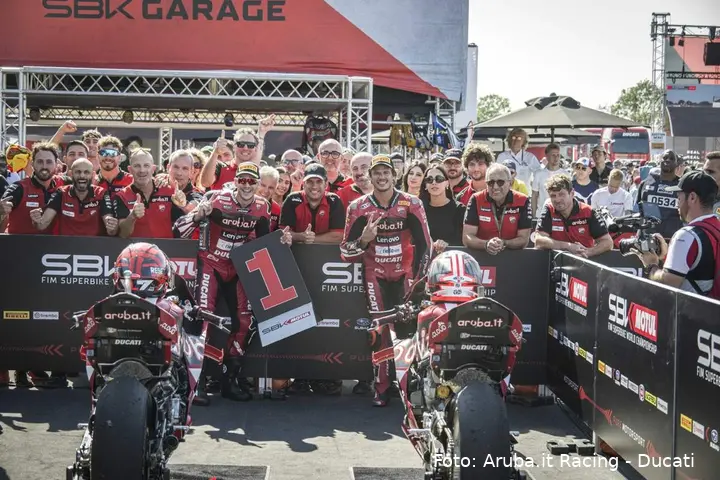 Iker Lecuona, Nicolò Bulega and the Aruba Ducati Superbike team at Donington Park