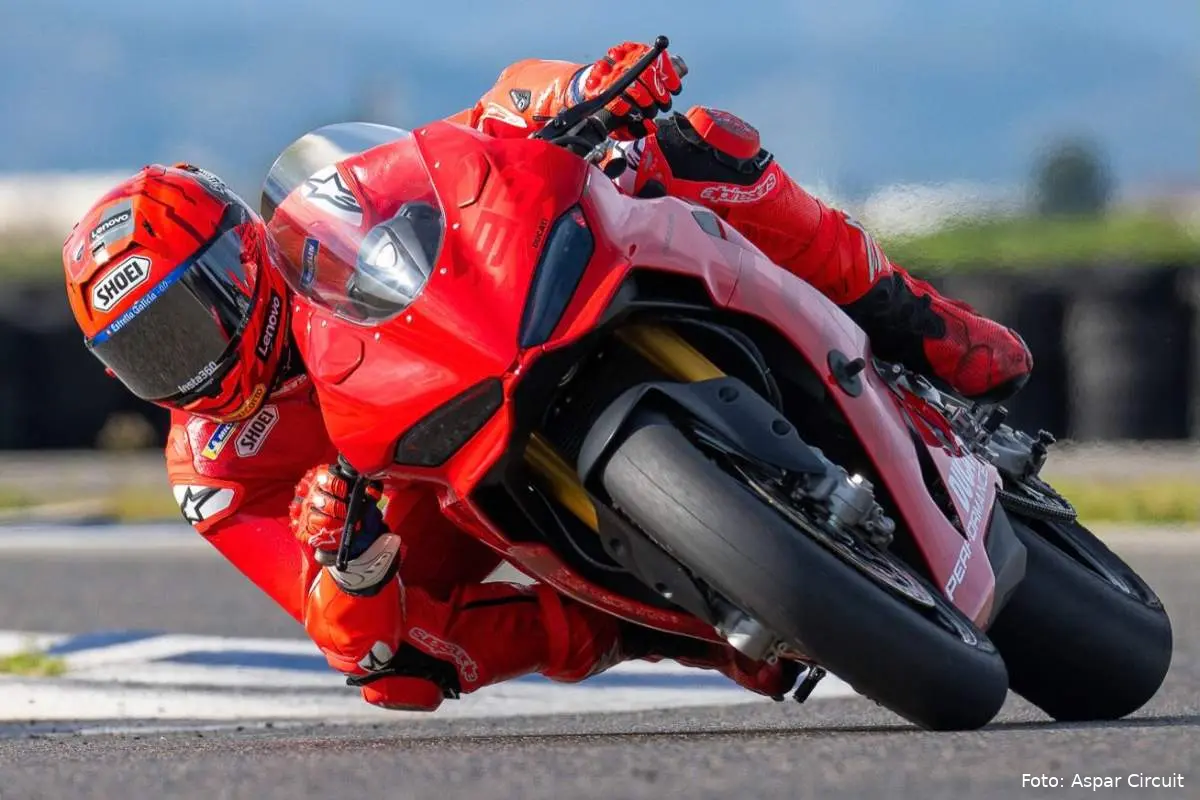 Marc Marquez pilota Ducati MotoGP guida la Panigale V2 all'Aspar Circuit