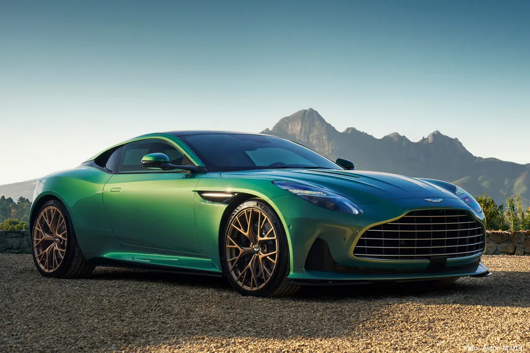 2024 aston martin db12 super tourer 01 hero 1