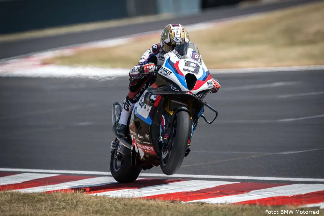 Danilo Petrucci guida la BMW Superbike a Donington Park