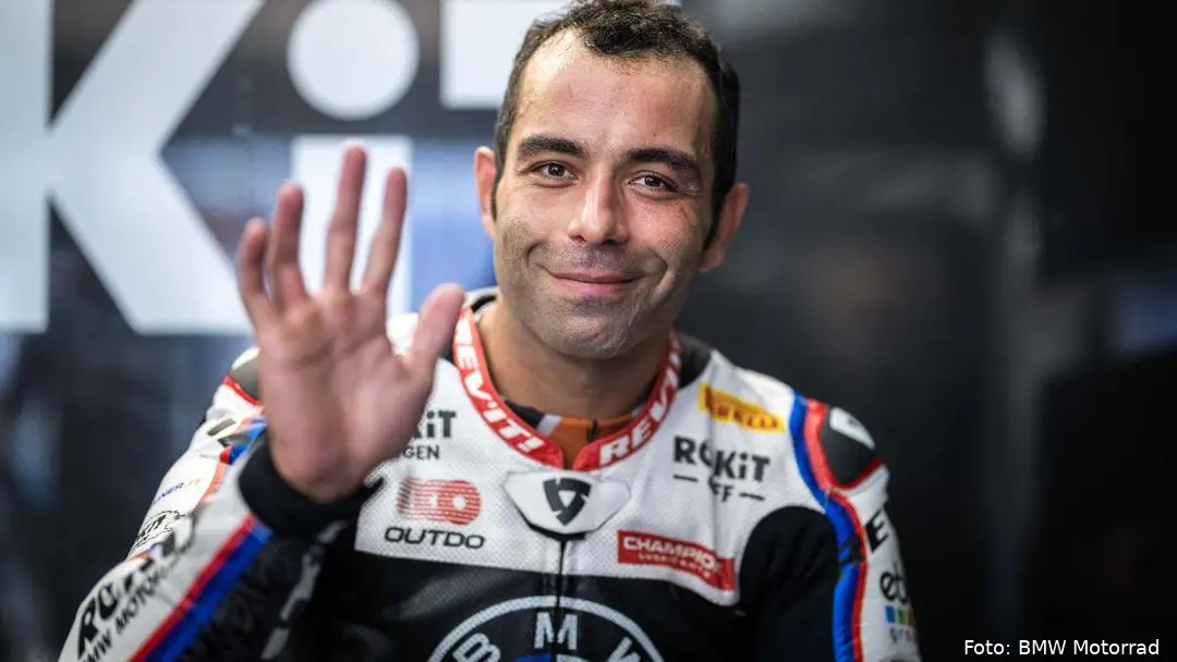 Danilo Petrucci pilota BMW Superbike saluta con la mano destra mentre sorride