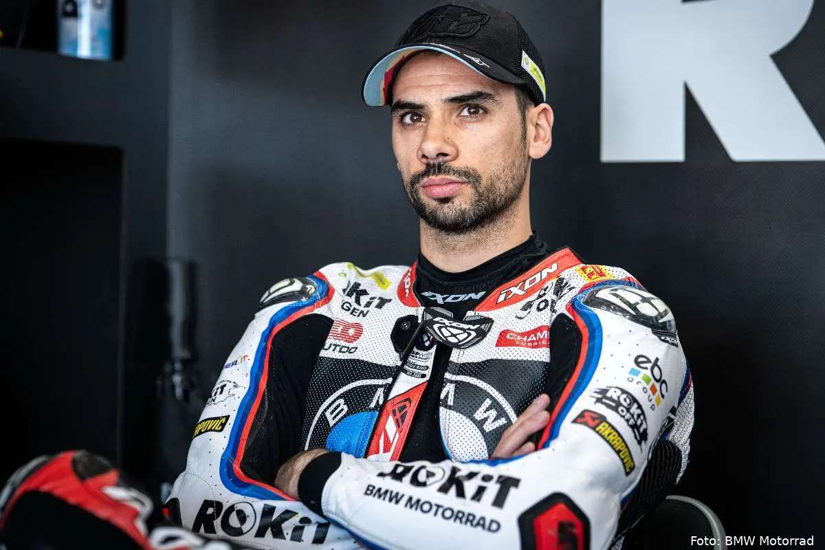 Miguel Oliveira pilota BMW Superbike WorldSBK seduto nel box del team