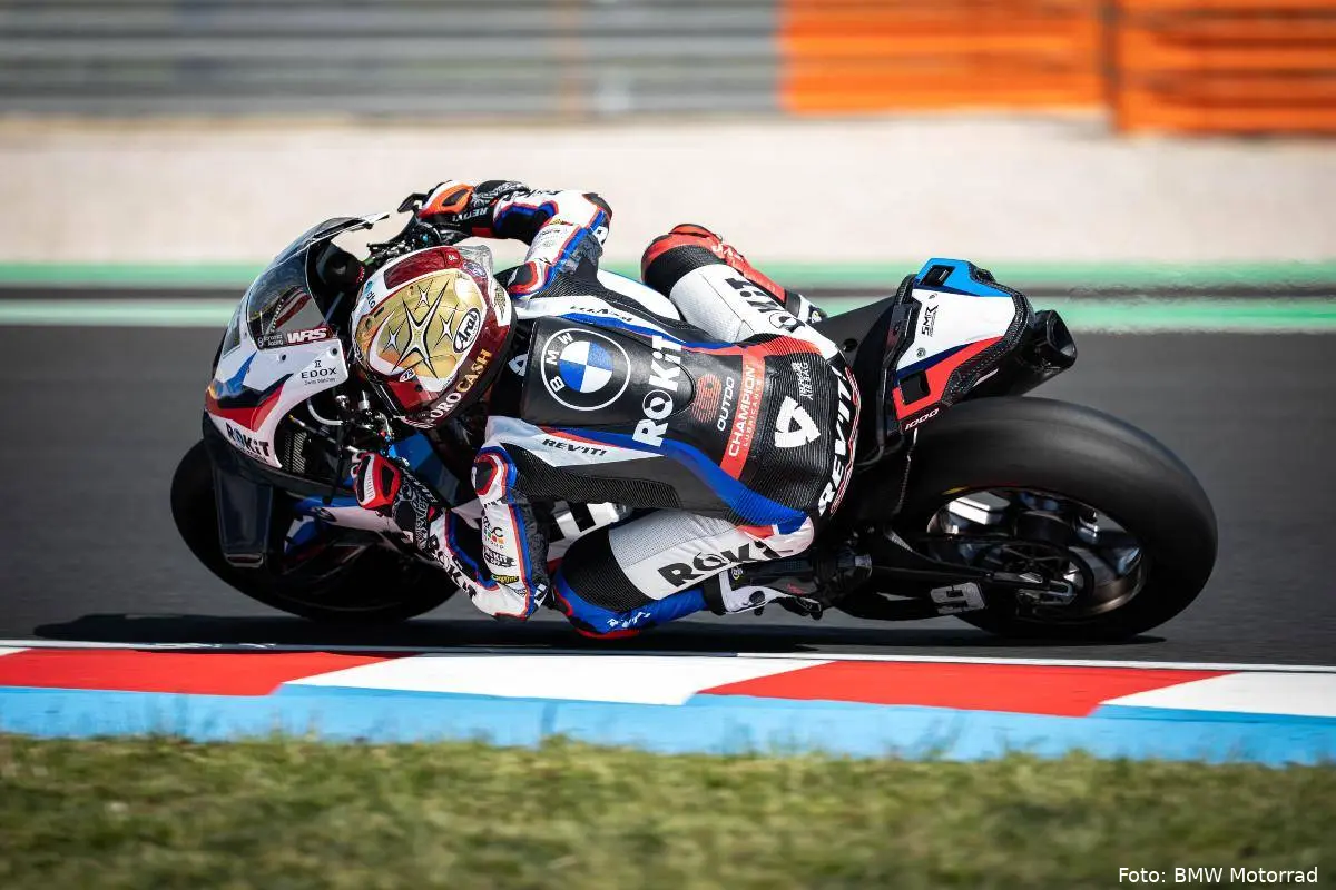 Danilo Petrucci guida la BMW M 1000 RR nel test Superbike a Donington Park