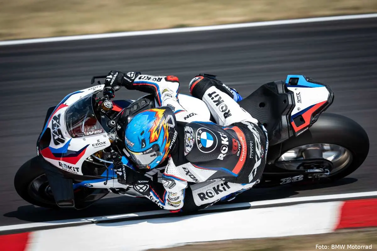 Miguel Oliveira guida la BMW M 1000 RR a Donington Park