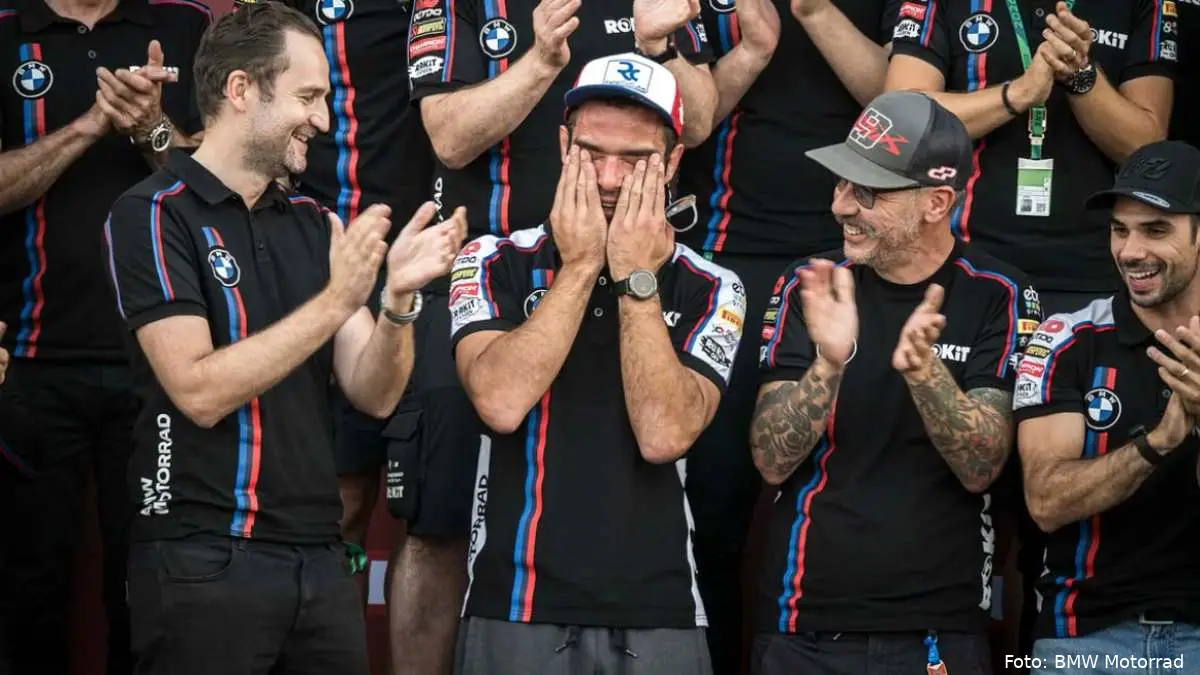 Danilo Petrucci si asciuga le lacrime sul podio SBK a Jerez