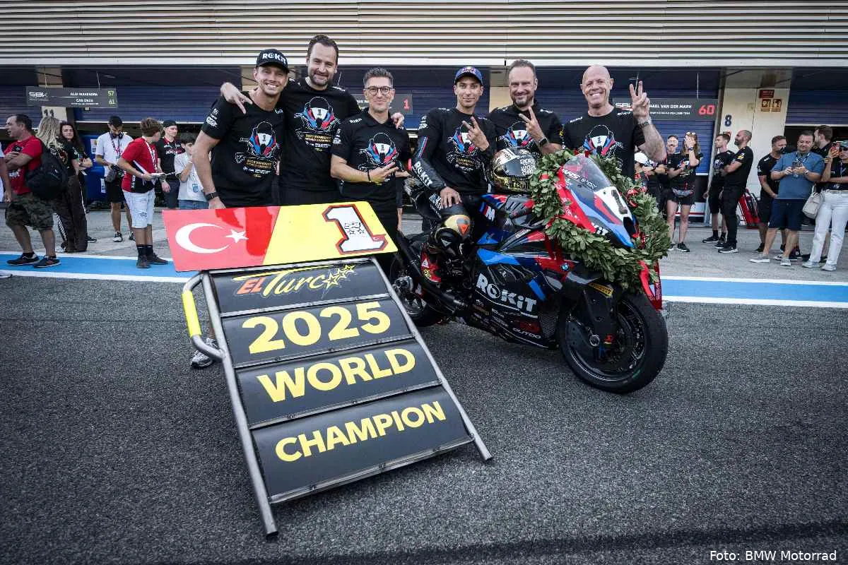 Team BMW Motorrad SBK Superbike con Toprak Razgatlioglu e Michael van der Mark
