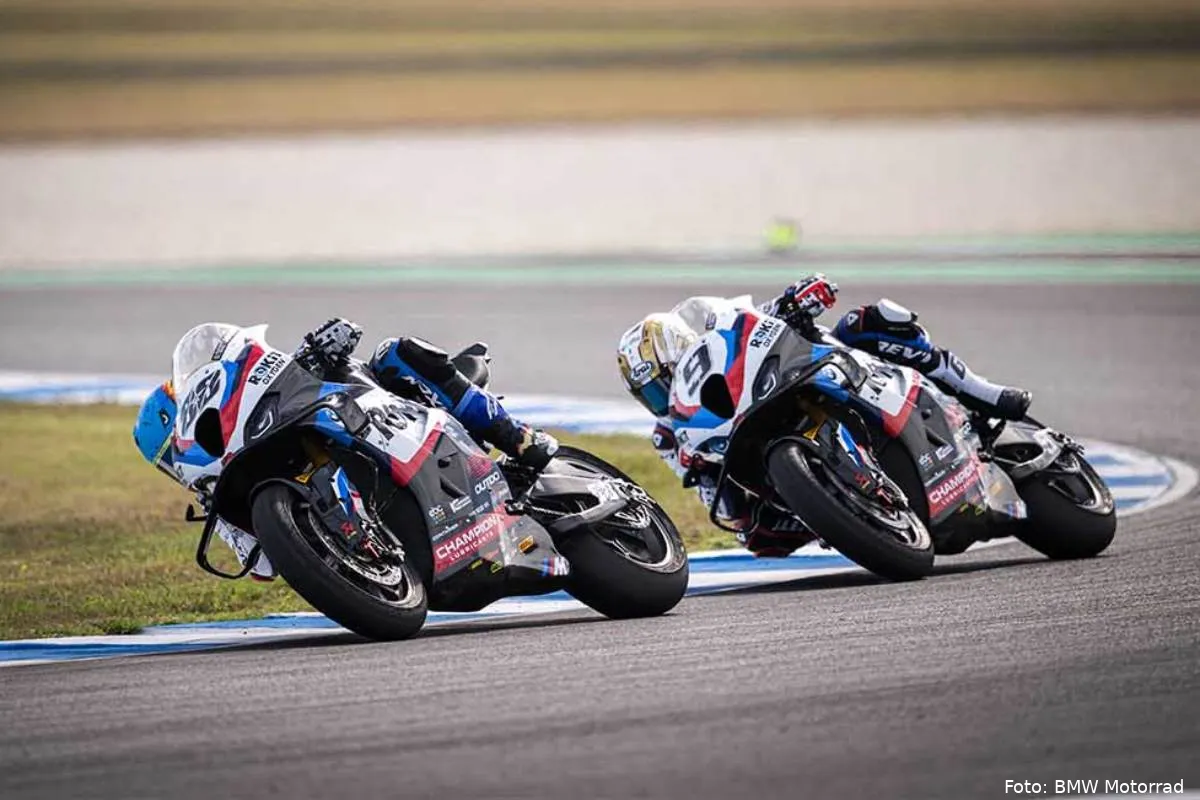 Miguel Oliveira e Danilo Petrucci piloti BMW Superbike durante Gara 1 SBK a Phillip Island, Australia