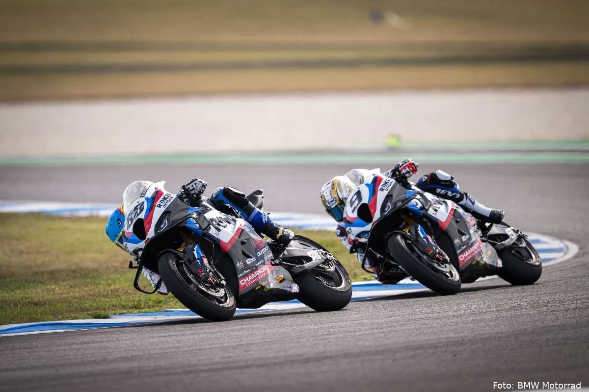 Miguel Oliveira e Danilo Petrucci piloti BMW guidano le M 1000 RR in una gara Superbike