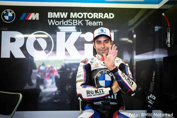 Danilo Petrucci saluta mentre è seduto nel box del team ROKiT BMW Motorrad WorldSBK