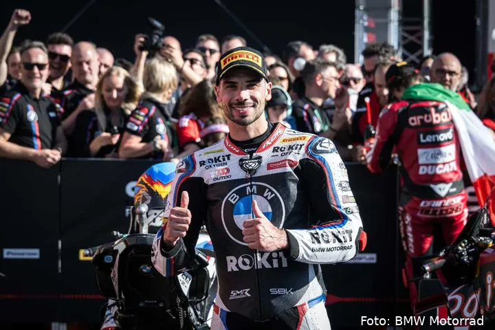 Miguel Oliveira pilota BMW Superbike felice al parco chiuso