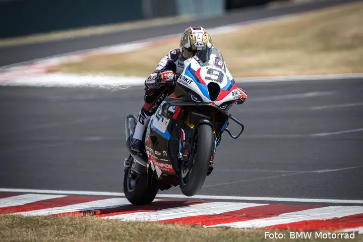 Danilo Petrucci guida la BMW Superbike a Donington Park