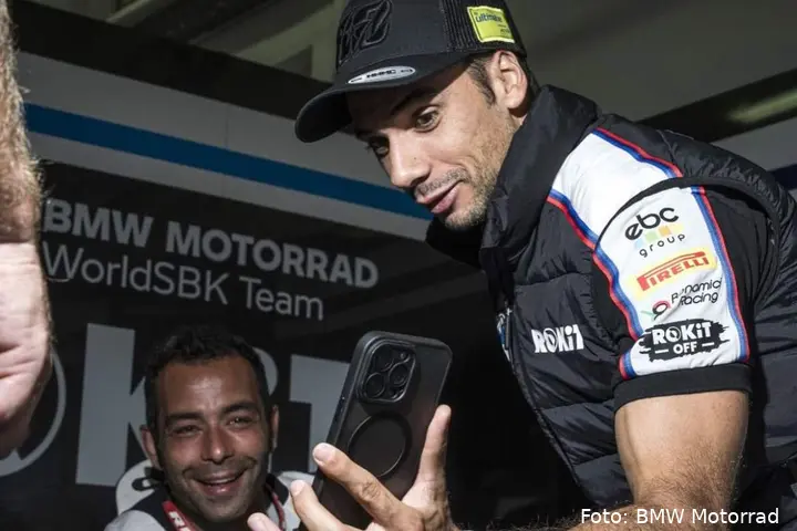 Danilo Petrucci e Miguel Oliveira nel box BMW Motorrad WorldSBK