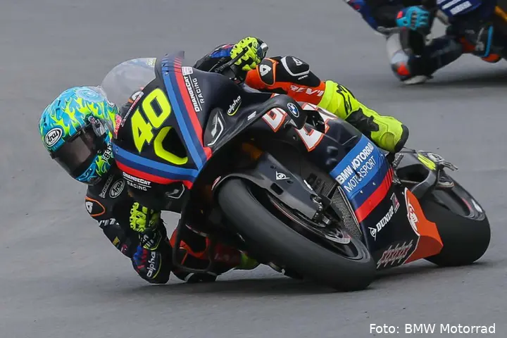 Sean Dylan Kelly guida la BMW M 1000 RR nel MotoAmerica Superbike