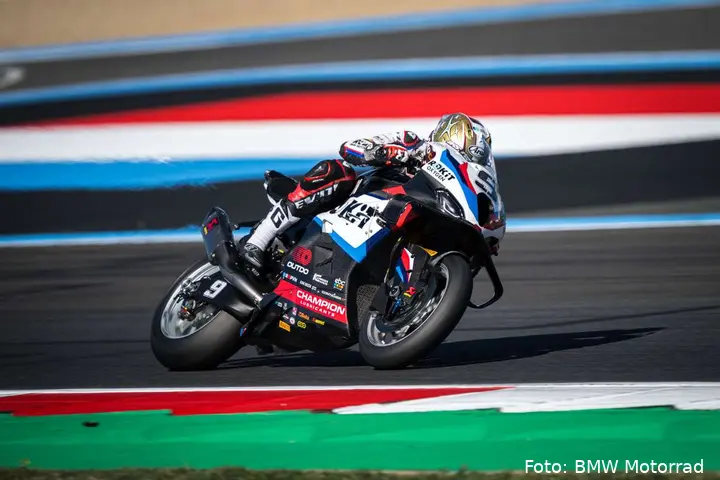 Danilo Petrucci guida la BMW M 1000 RR nella gara SBK in Francia