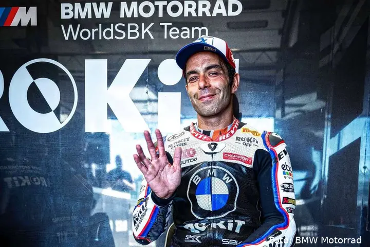 Danilo Petrucci nel box del team BMW Motorrad WorldSBK