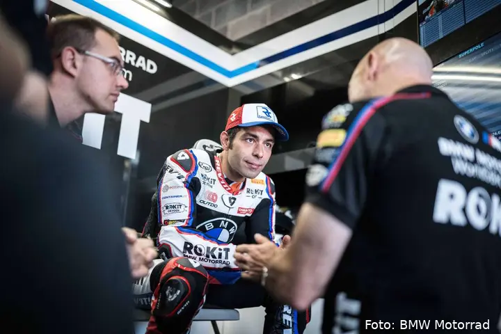 Danilo Petrucci seduto nel box del team ROKiT BMW Motorrad WorldSBK