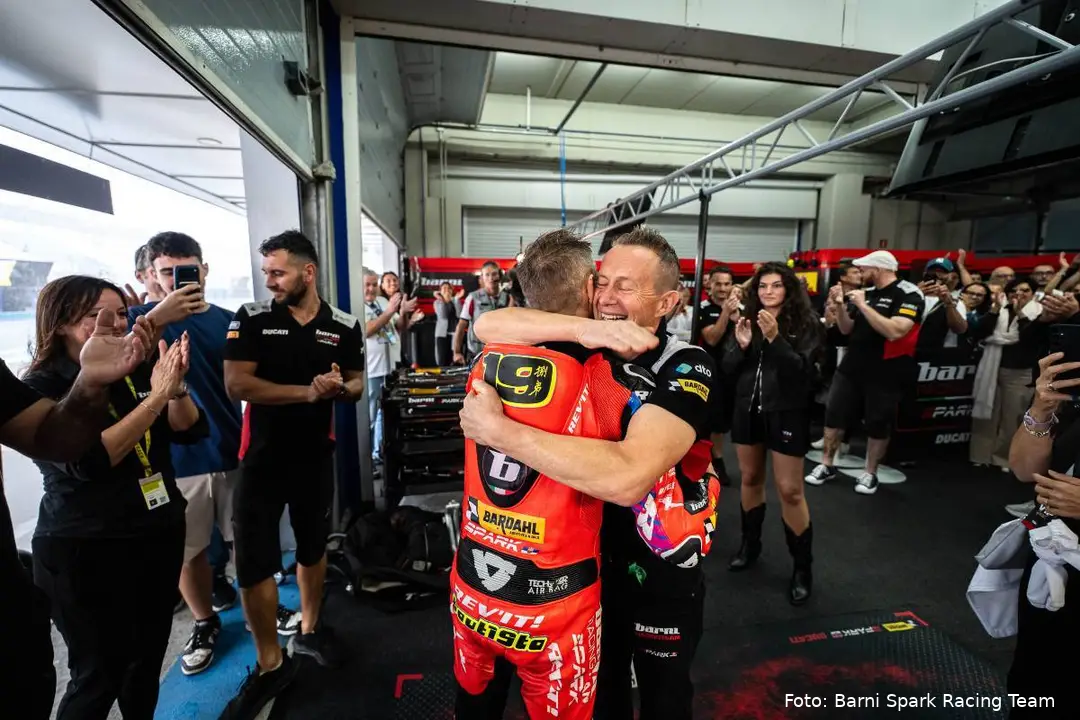 Alvaro Bautista abbraccia Marco Barnabò nel box del team Barni Racing WorldSBK