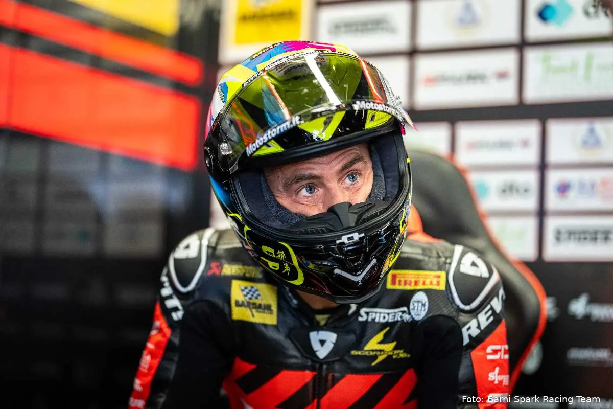 Alvaro Bautista pilota del Barni Spark Racing Team Superbike seduto nel box con il casco addosso