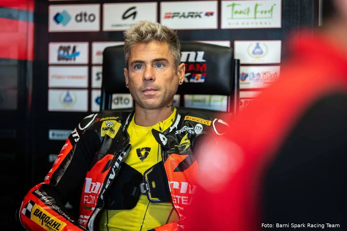 Alvaro Bautista seduto nel box del team Barni Superbike