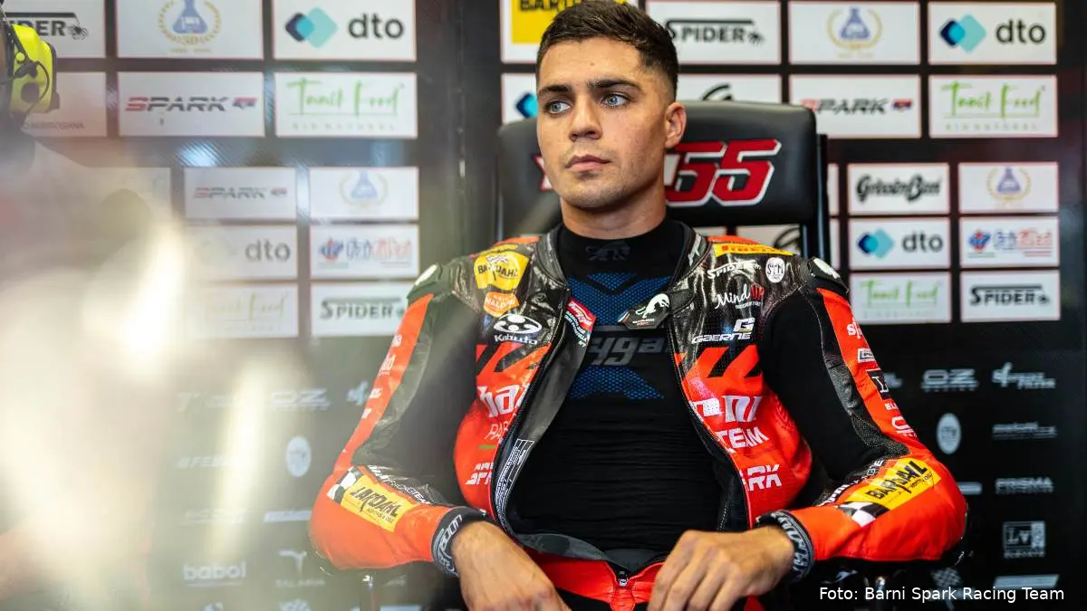 Yari Montella pilota Barni Spark seduto nel box Superbike