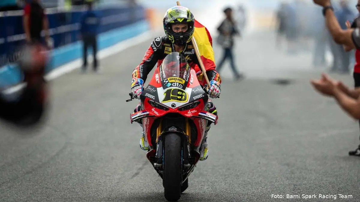Alvaro Bautista pilota del team Barni Superbike in sella alla Ducati Panigale V4 R a Jerez
