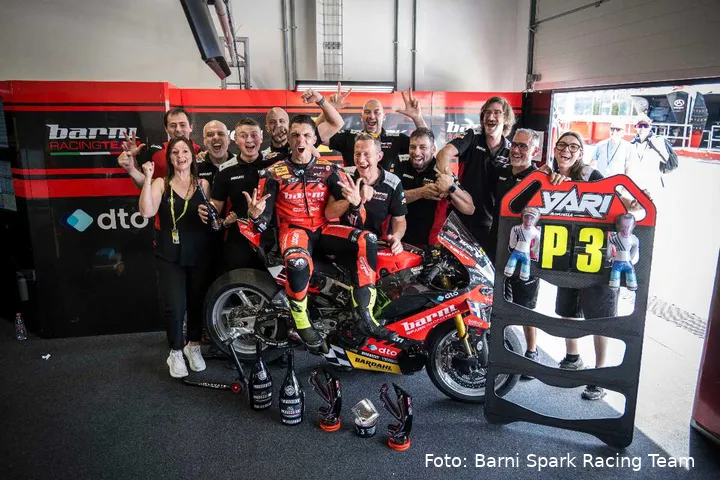 Yari Montella festeggia con il Barni Spark Racing Team WorldSBK nel box a Misano