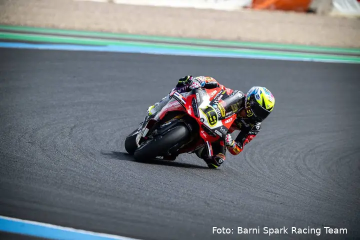 Alvaro Bautista guida la Ducati Panigale V4 R nel round SBK in Francia