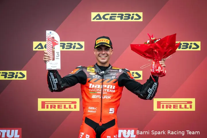 Yari Montella sul podio Superbike a Magny-Cours
