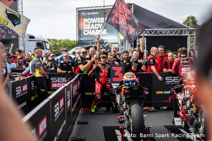 Yari Montella esulta col Barni Spark Racing Team a Magny-Cours, round Francia WorldSBK