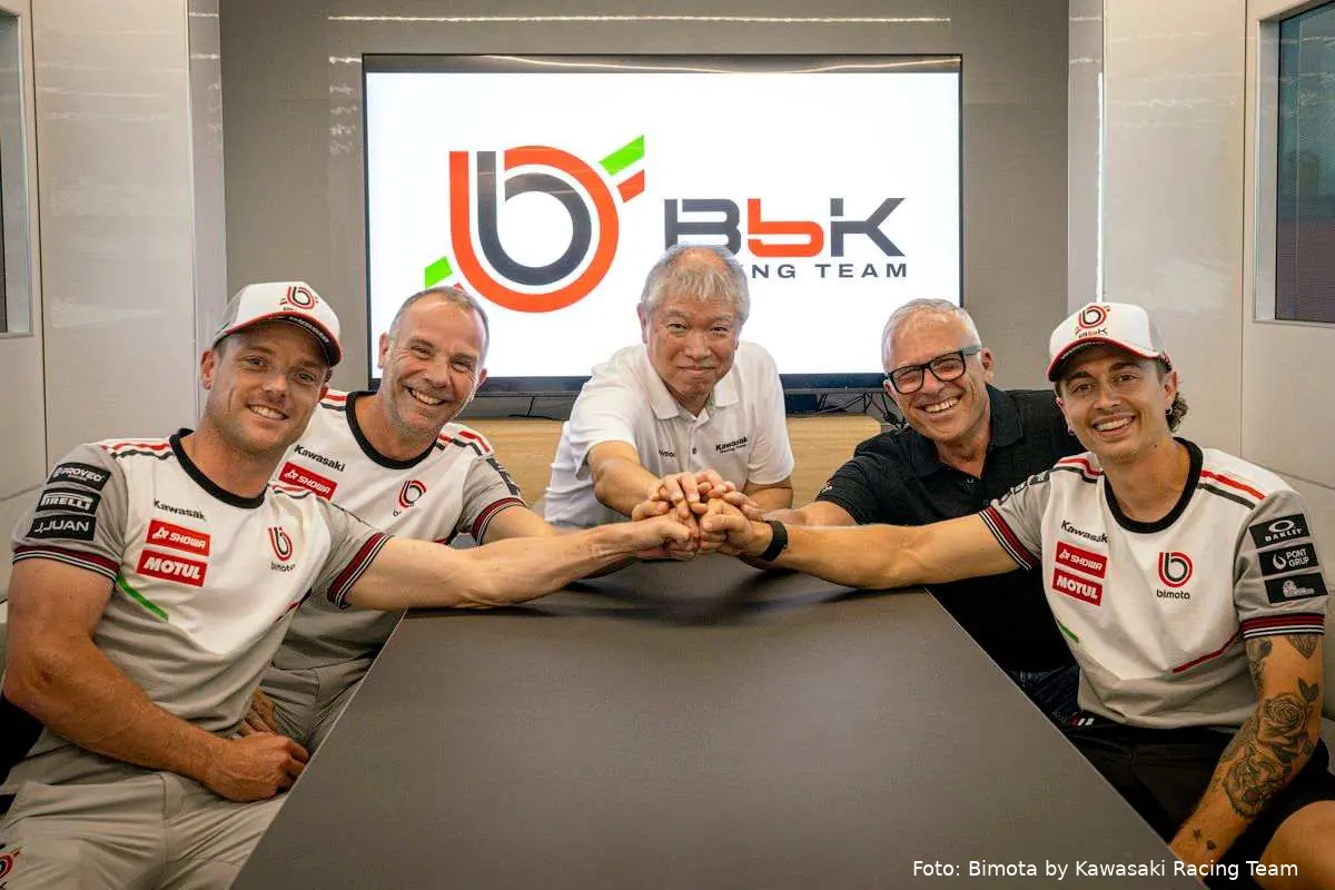 Axel Bassani e Alex Lowes festeggiano il rinnovo del contratto col team Bimota Superbike