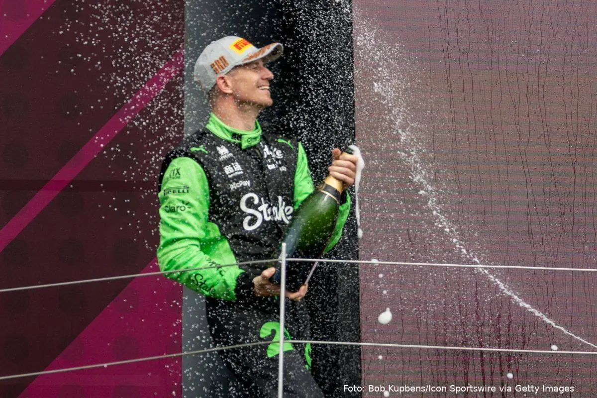 Nico Hülkenberg oversprøjtes med champagne efter sin første top-3 placering