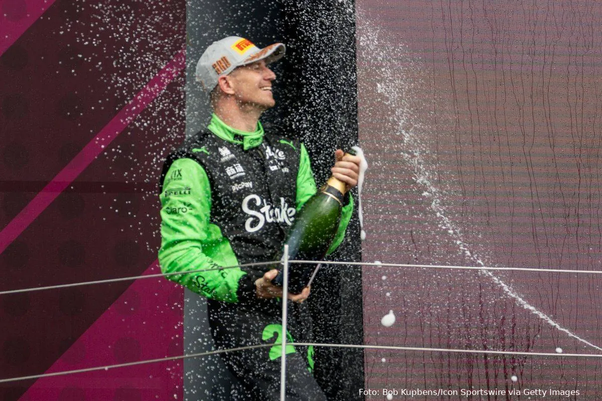 Nico Hülkenberg oversprøjtes med champagne efter sin første top-3 placering