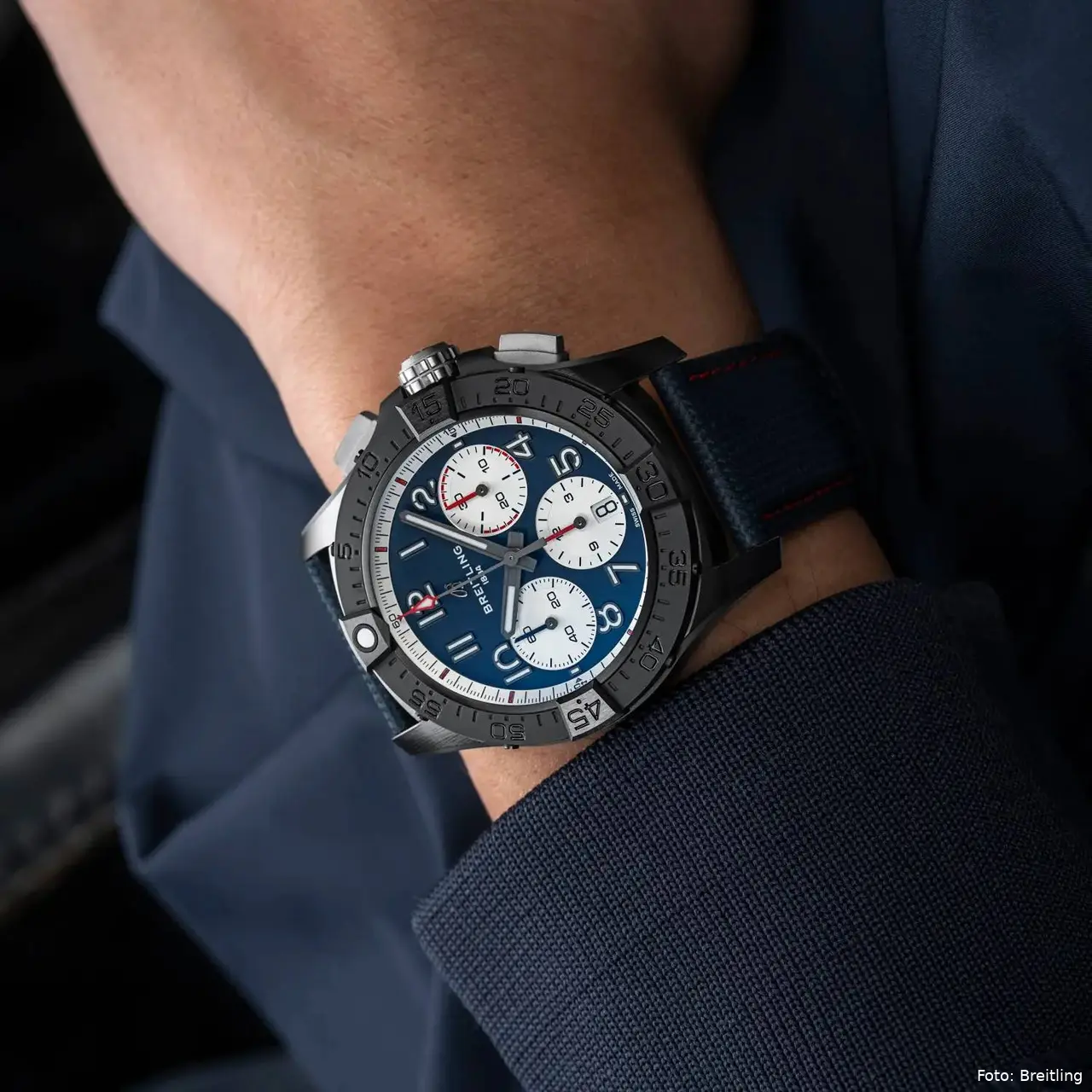 sb01464a1c1x1-on-wrist_f8240e8f_thumbnail_2048