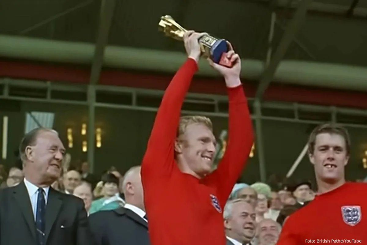 Bobby Moore løfter VM-pokalen 1966