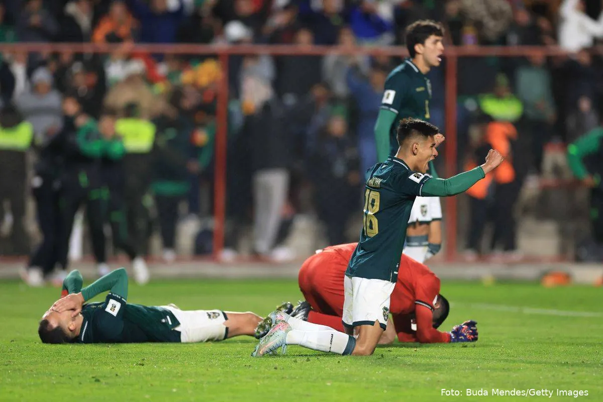 Bolivias spillere jubler efter sejr over Brasilien