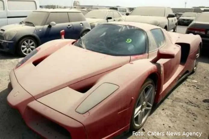 een-ferrari-enzo-onder-een-dikke-laag-stof