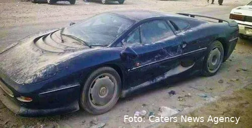 een-jaguar-xj220-ook-onder-een-laag-stof