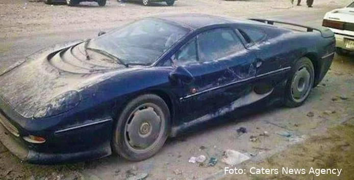 een-jaguar-xj220-ook-onder-een-laag-stof