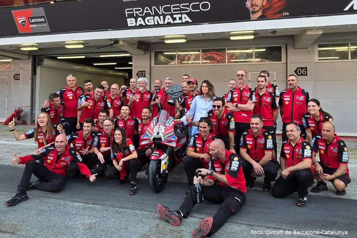 Pecco Bagnaia festeggia con il team Ducati MotoGP a Barcellona, Catalunya