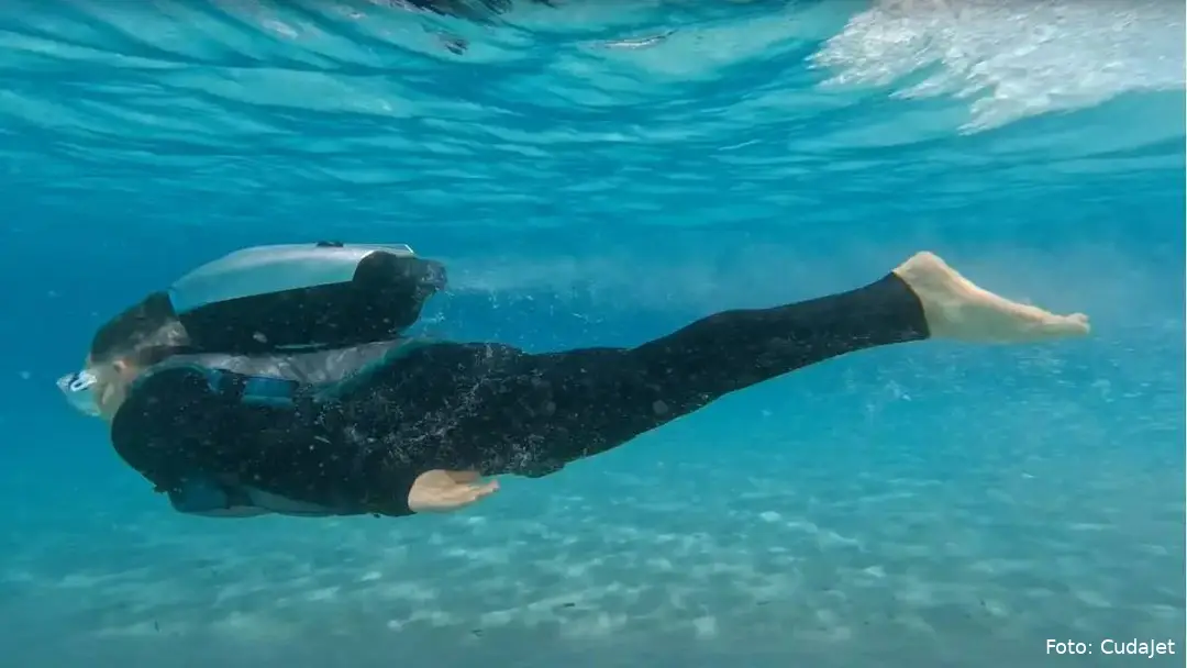 1-underwater-jetpack-backpack-that-lets-you-explore-ocean-depths