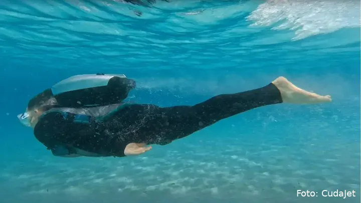 1-underwater-jetpack-backpack-that-lets-you-explore-ocean-depths