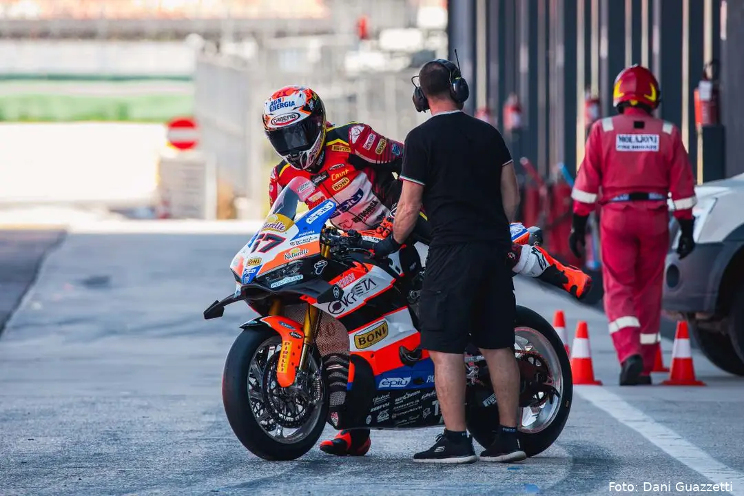 Alberto Surra esce con la Ducati dal box Motocorsa Racing
