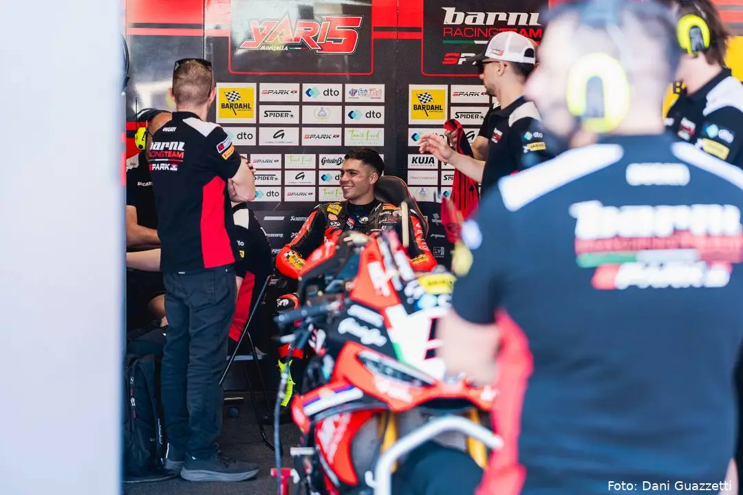 Yari Montella seduto nel box del team Barni Spark Superbike