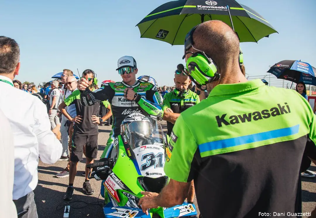 Garrett Gerloff sulla Kawasaki Superbike sulla griglia al Cremona Circuit