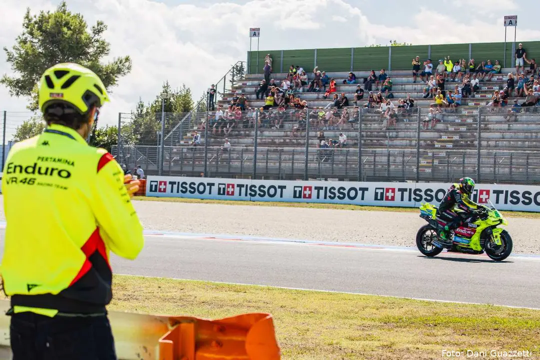 Valentino Rossi osserva Franco Morbidelli nel GP Misano