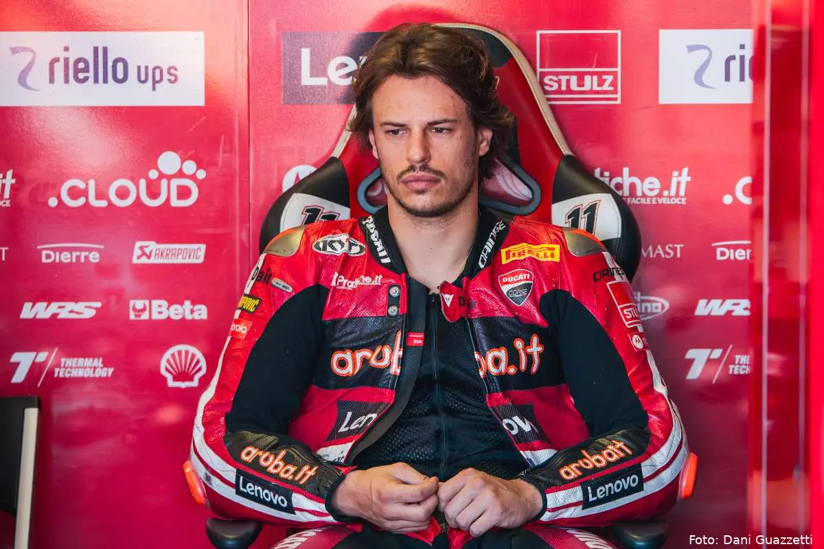Nicolò Bulega pilota Aruba Ducati Superbike seduto dentro il box