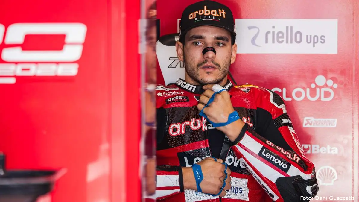 Iker Lecuona nel box Aruba Ducati Superbike al Cremona Circuit